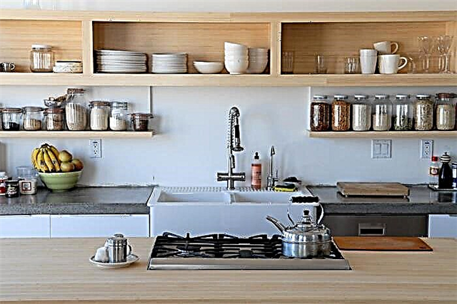 Rohová police v kuchyni, vlastnosti výběru a způsoby instalace