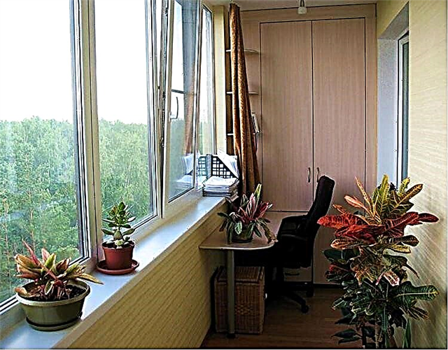 Schrittweise Anordnung eines Büros auf einem Balkon oder einer Loggia mit eigenen Händen