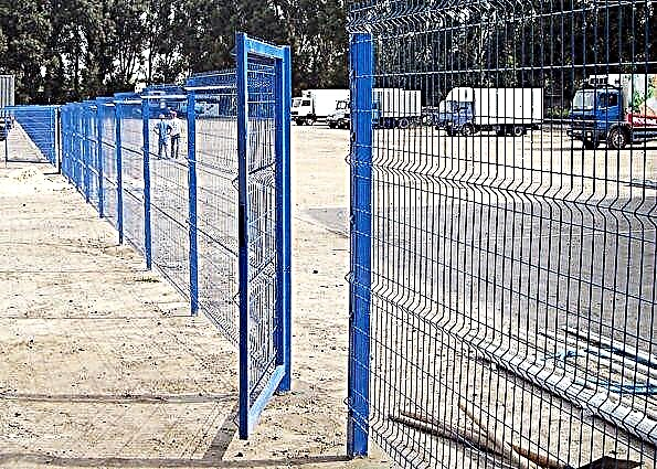Features of the fence made of welded galvanized wire mesh