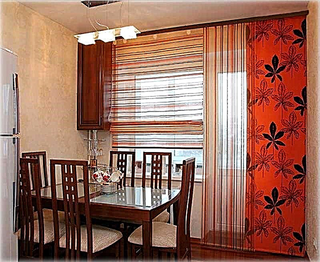 Curtains to the kitchen with balcony door