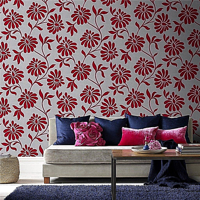 Wallpaper with roses in the interior